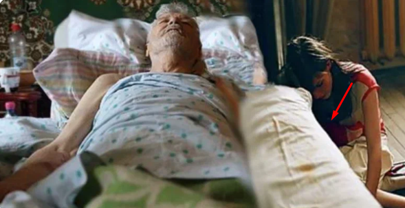 Ухаживала за парализованным 90-летним дедом, увидев коробку под его кроватью – заглянула внутрь и закричала. Внутри лежали его0