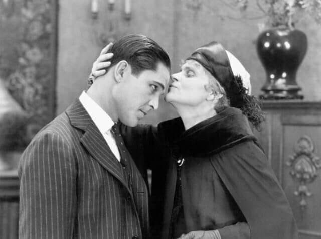 Значит, я тебя чмок, а ты зверем смотришь? 