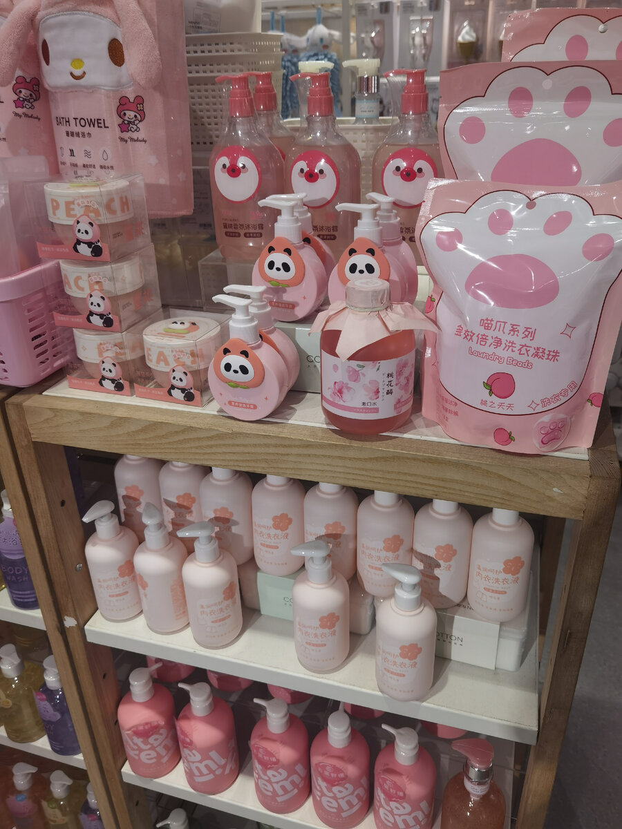 Тематический стенд в розовом цвете