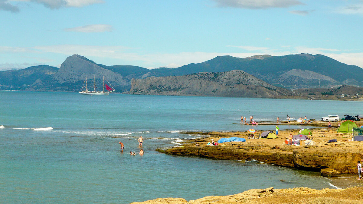 Вид в сторону Судака и мыса Алчак. Каменистый пляж автокемпинга. Кому-то и так нравится.