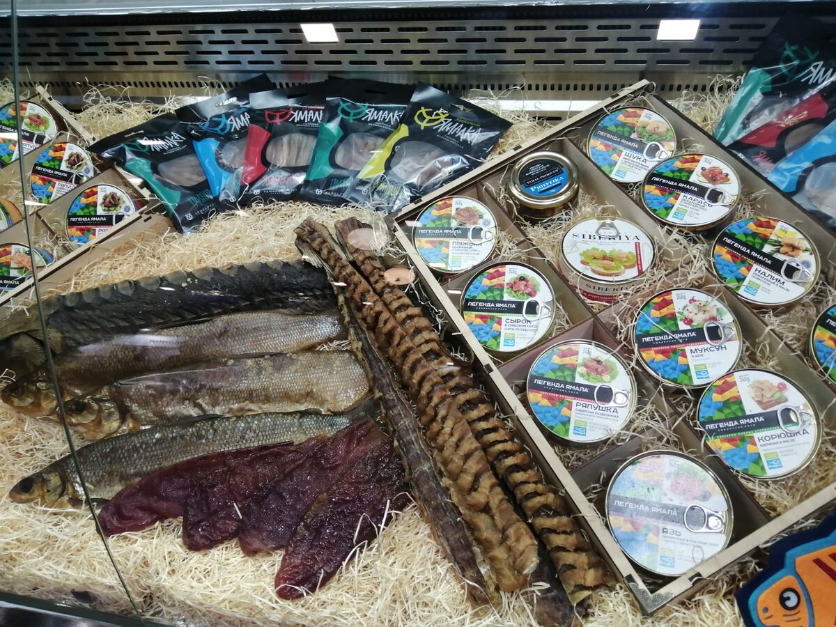 Крупнейшее предприятие по переработке рыбы на Ямале — Салехардский комбинат — расширяет географию поставок по стране и экспортный потенциал. 
Рыбные консервы из Салехарда еще весной появились на прилавках магазинов Центрального и Северо-Западного федеральных округов. А недавно туда отправили новые партии.

Около 30 тонн вкусной продукции получили магазины Санкт-Петербурга, Ленинградской, Псковской, Архангельской, Новогородской, Вологодской, Мурманской областей и Республики Карелия.

Как сообщил генеральный директор ООО «Салехардский комбинат» Владимир Попов, скоро он подпишет договор поставки в Калининград.

– Тогда можно будет уверенно сказать, что наша продукция дошла до западной границы России, — отметил он — Также активно работаем с республикой Беларусь. Мы уже отправляли туда крупные партии консервов. Сейчас подписываем договоры с новыми контрагентами. Надеюсь, что сможем реализовать все задуманное.

Увеличивать объемы поставок позволяет рост производства — мощностей комбината хватает для ежегодной переработки около 4,5 тысяч тонн рыбы. Только консервов в год он выпускает более четырех миллионов банок — до 60 наименований. В ассортименте  — порядка 90 видов соленой, вяленой, копченой рыбы и кулинарных полуфабрикатов.

По словам Владимира Попова, основным рынком сбыта предприятия остается Ямал.

– В арктическом регионе мы реализуем около 77 % производимой продукции, она представлена во всех крупных федеральных сетях, — добавил руководитель.

Сейчас на комбинате работает более 160 человек. Есть несколько вакансий.

По информации отдела кадров, предприятию нужны пять человек: бухгалтер, экономист и обработчики рыбы. Ни сокращений, ни увольнений здесь не было и не планируется.

