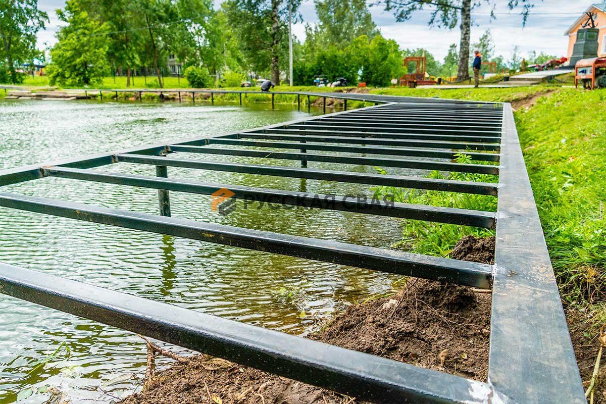 Монтаж пирсов летом 