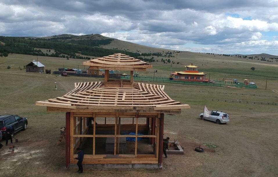 Строительство Дома для лампад буддийского дугана в селе Зандин. Фото Владимира Ширапова.