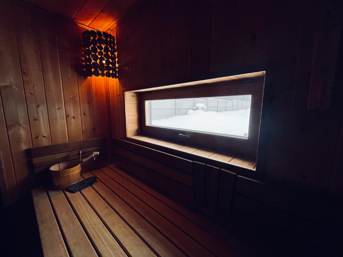 Деревянное евроокно в русской бане с механизмом «стопорные ножницы», ручка снизу.