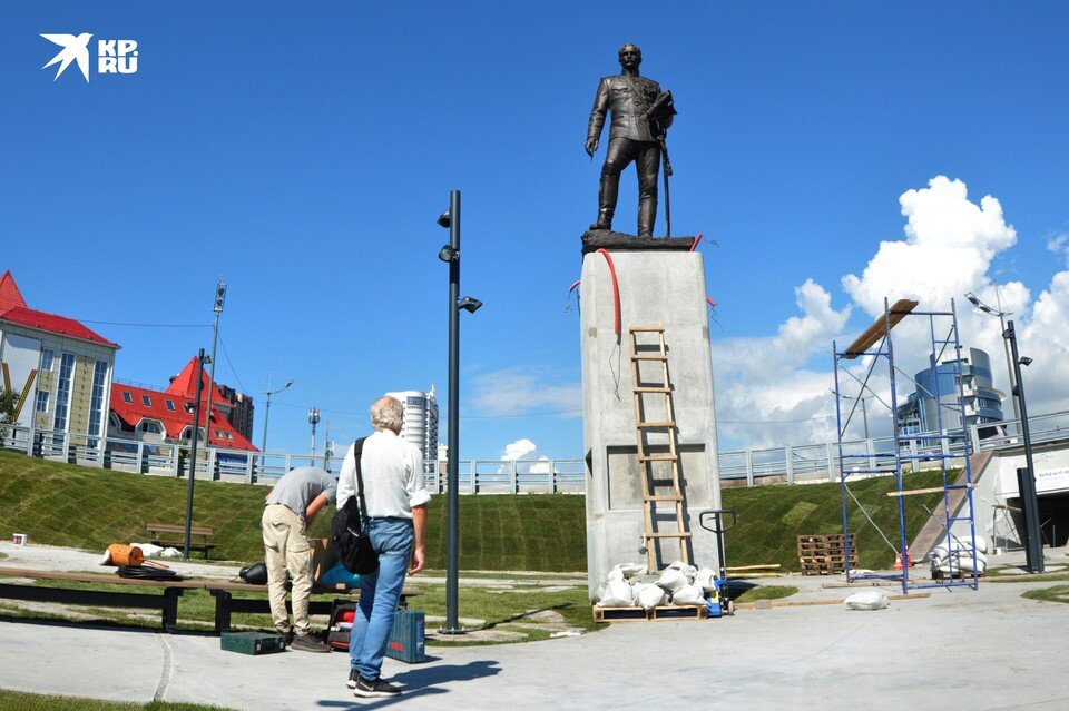     Периодически к памятнику подходят жители и расспрашивают строителей о скульптуре. Руслан НОВИКОВ