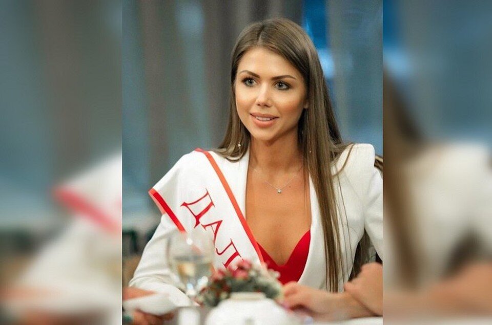     Титулованная королева помогает юным красавицам Фото: предоставлено редакции героем публикации