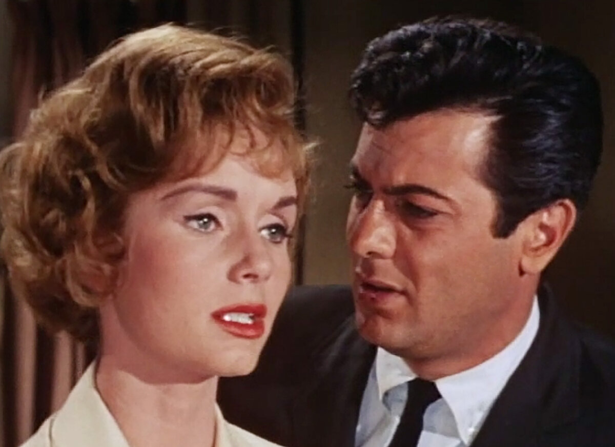 1960 г., Paramount Pictures. Мелодрама.
Режиссер Роберт Маллиган
Сценарий Гарсон Канин, Джон Майкл Хейс
Продюсер Уильям Перлберг, Джордж Ситон, Гордон Корнелл Лэйн
Оператор Роберт Бёркс. Композитор Элмер Бернстайн.
В главных ролях:  Тони Кертис, Дебби Рейнолдс.
