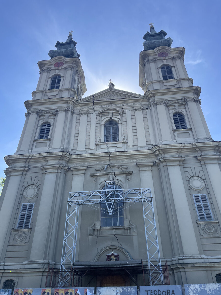 Собор Святой Терезы Авильской закрыт из-за трещин.