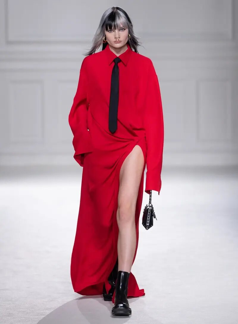 Красное платье от Valentino осень-зима 2023-2024