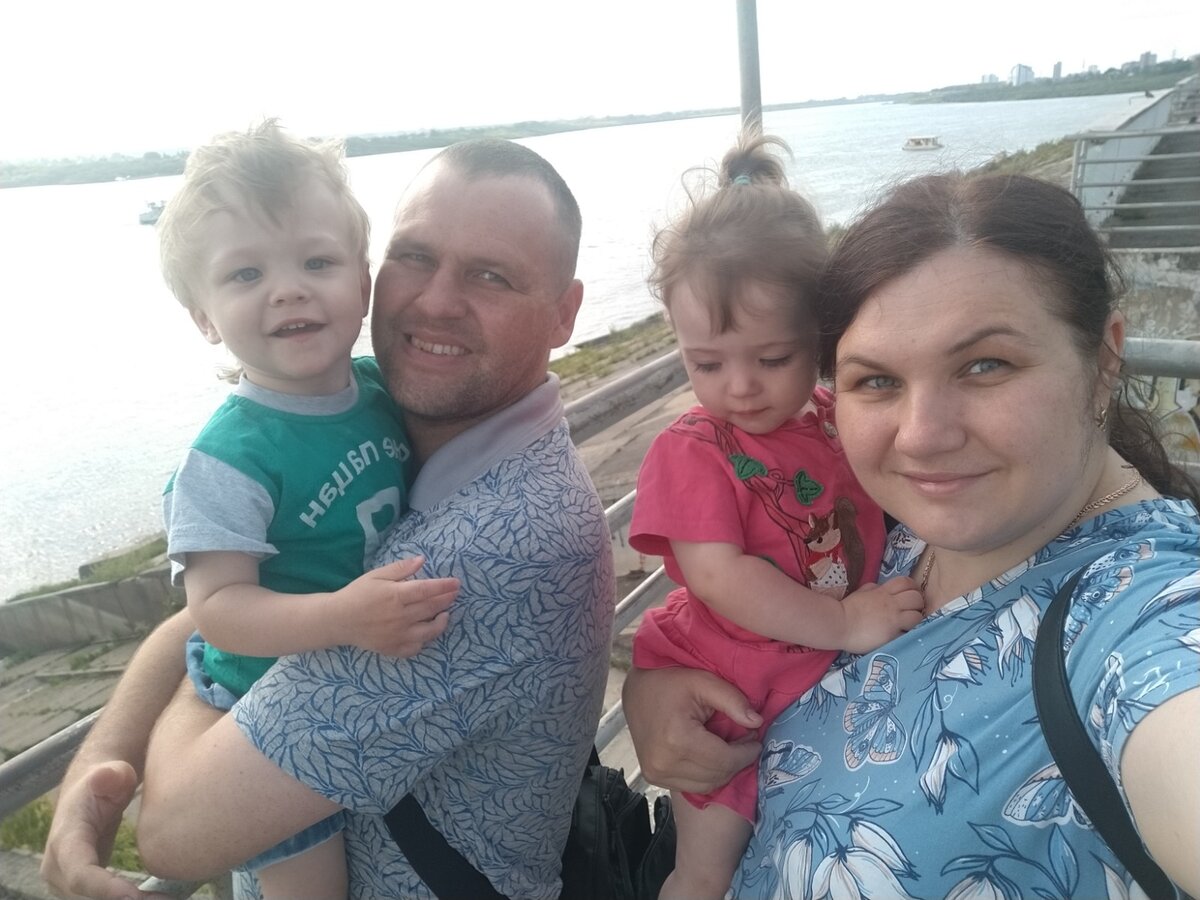 Сфотографироваться всей семьей нам бывает непросто  - кто-нибудь один обязательно не смотрит в кадр:)