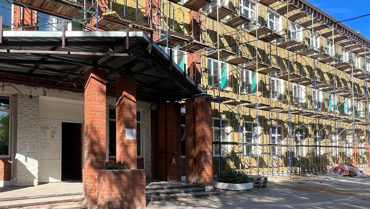     В гимназии №8 Глазова завершают капитальный ремонт — здание было построено в 1959 году и с тех пор не обновлялось. Об этом на своих страницах в соцсетях сообщил глава правительства Удмуртии Ярослав Семенов.