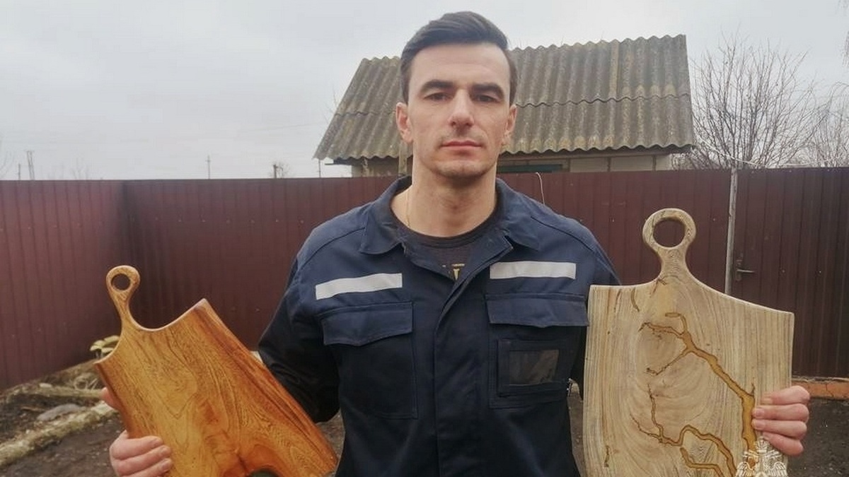   Курянин Игорь Носов изготовил более 60 изделий из дерева