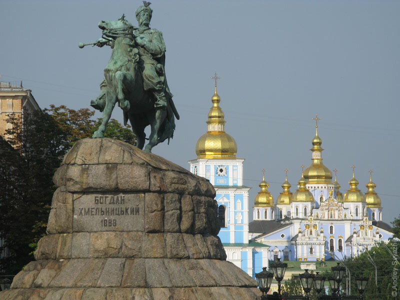 Юра, привет. Давно тебе не писал. Сам понимаешь, опасно. Шманают всех и везде, где только могут. Меня вчера в трубе (подземный переход) на Крещатике пара обдолбанных полицаев остановила.