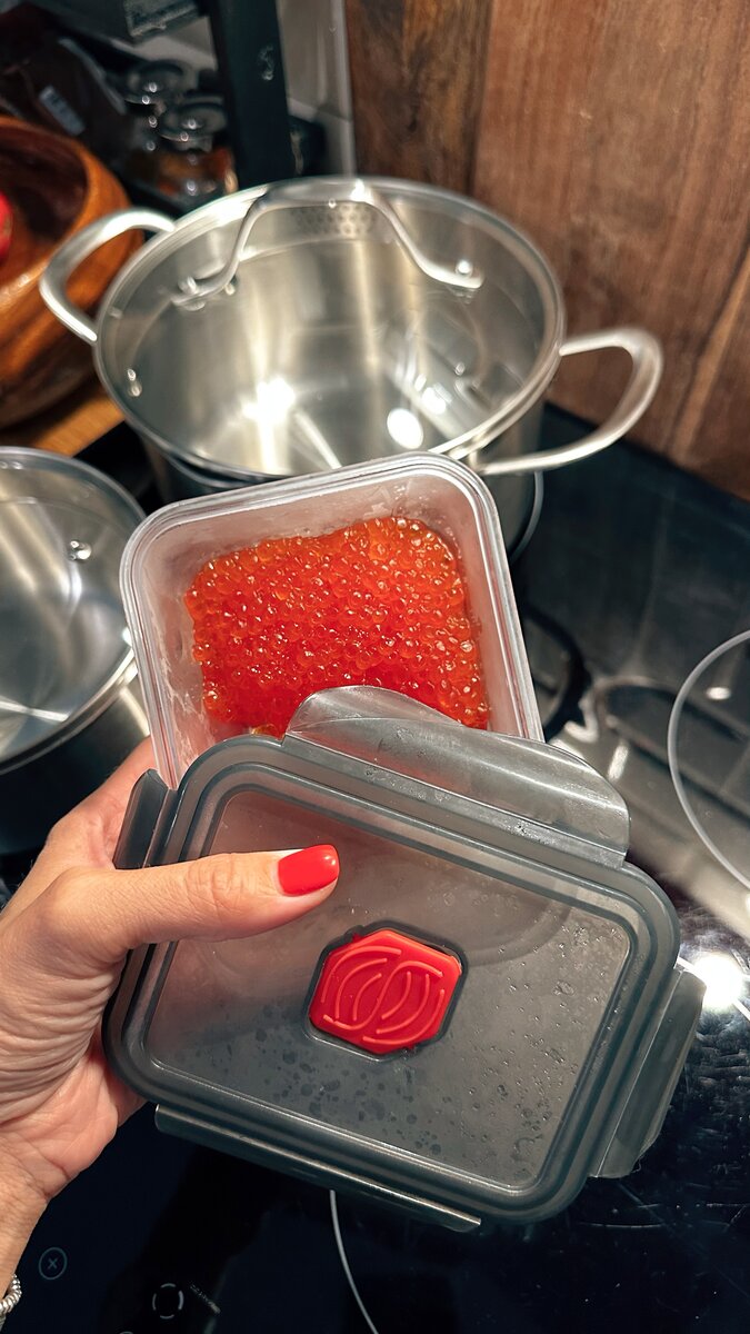 Я замораживаю баночку такой икры, убираю в термопакет и сдаю в багажное отделение, где достаточно прохладно. Потом понемногу перекладываю в контейнер и наслаждаюсь утром с чашкой крепкого черного чая с сахаром 🙌🏻