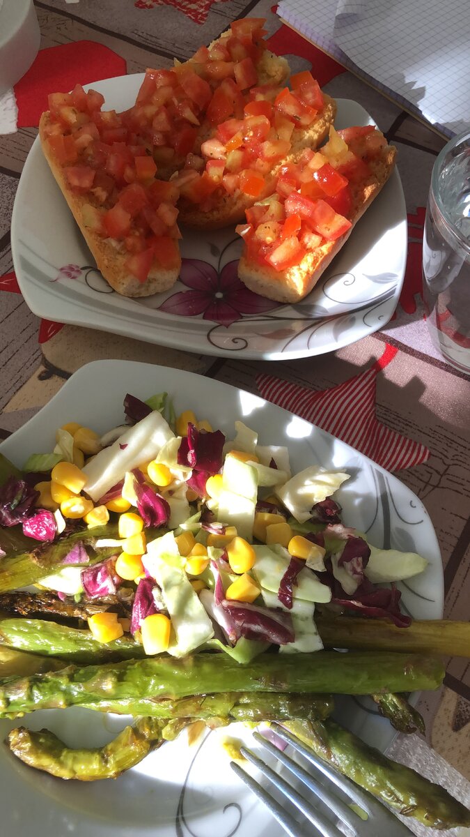 Салат, спаржа и брускетты