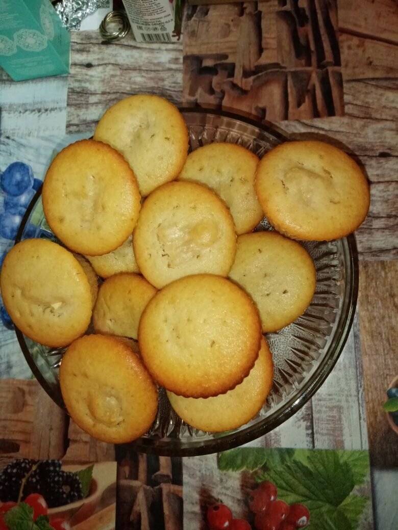 Вполне приличные кексики. Это первый вариант, когда ничего не добавляла, только по кусочку яблока в каждую формочку.