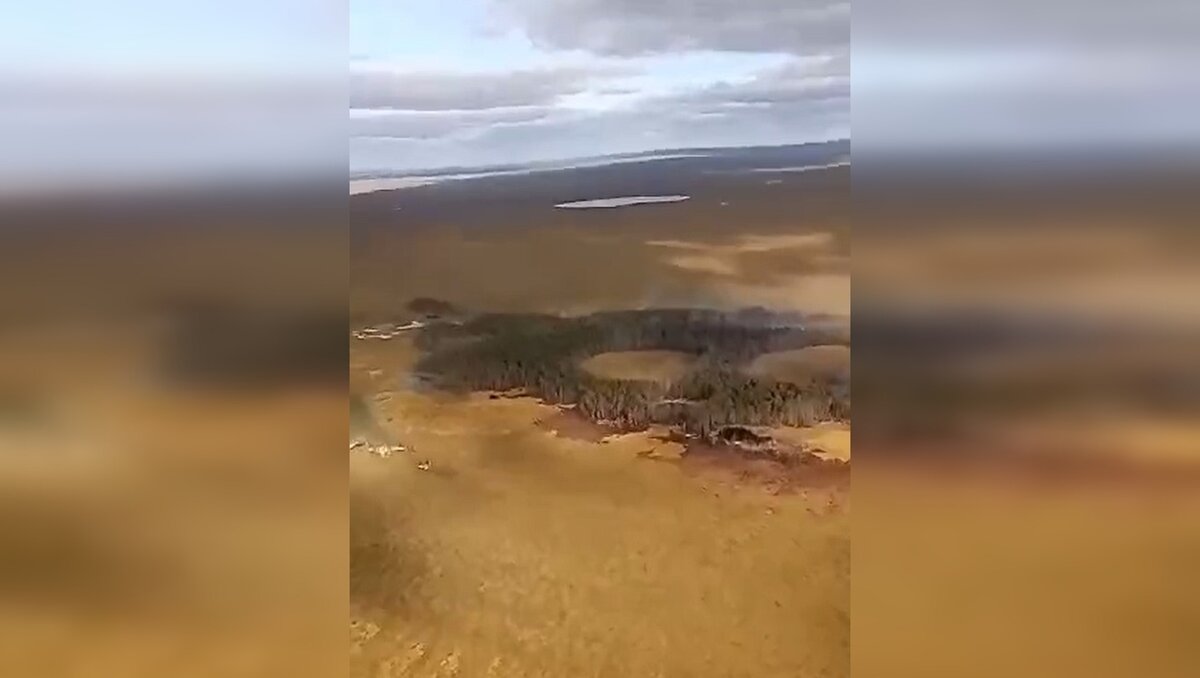     Спецтехнику и пожарных на место ЧП доставили с помощью авиации.