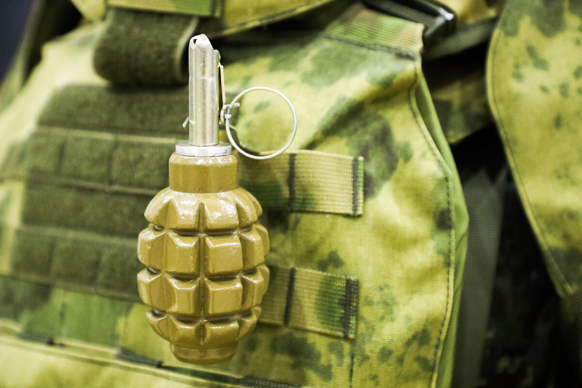 Запал взорвался в руке от гранаты. Дарит гранату. Форма концерна калашников военная. Подарил гранату. Наряд на праздник граната.
