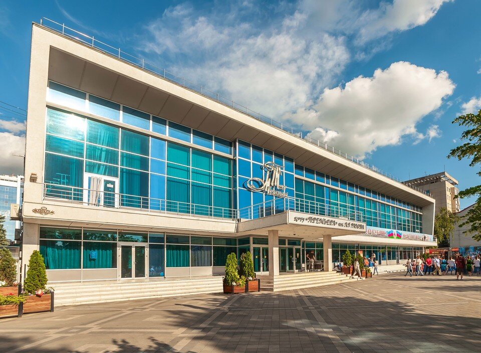    В мюзикле можно проследить сразу шесть сюжетных линий