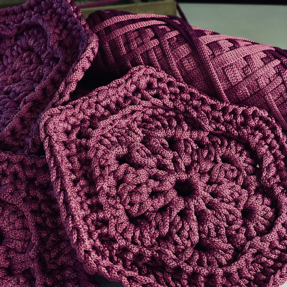 Вяжу второй вариант сумки «МАЛЬВА», на этот раз - в оттенке «Цикламен»