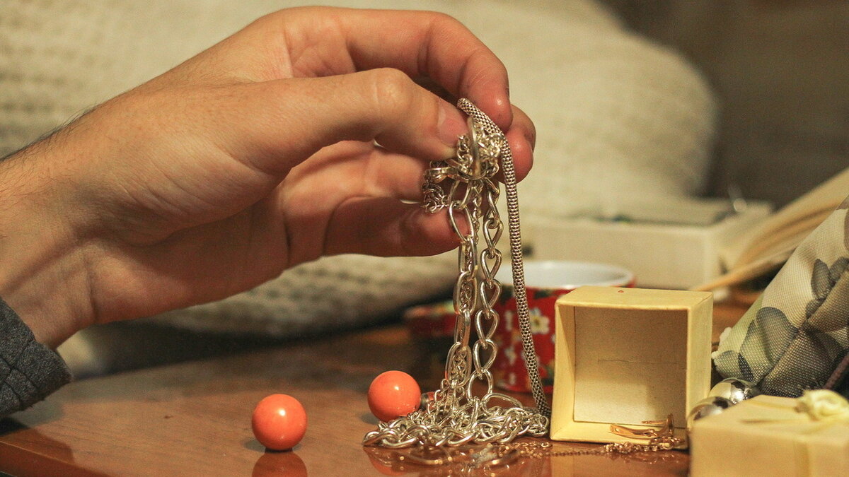     С заявлением о хищении золотой цепочки с крестом в отдел полиции № 6 обратился 48-летний житель Чкаловского поселка.