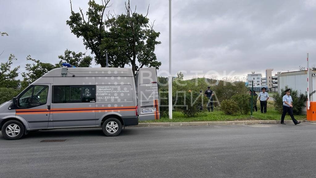     На территорию центра аккредитации ВЭФ приехали полиция и спасатели. Причина вызова оказалась очень необычной.