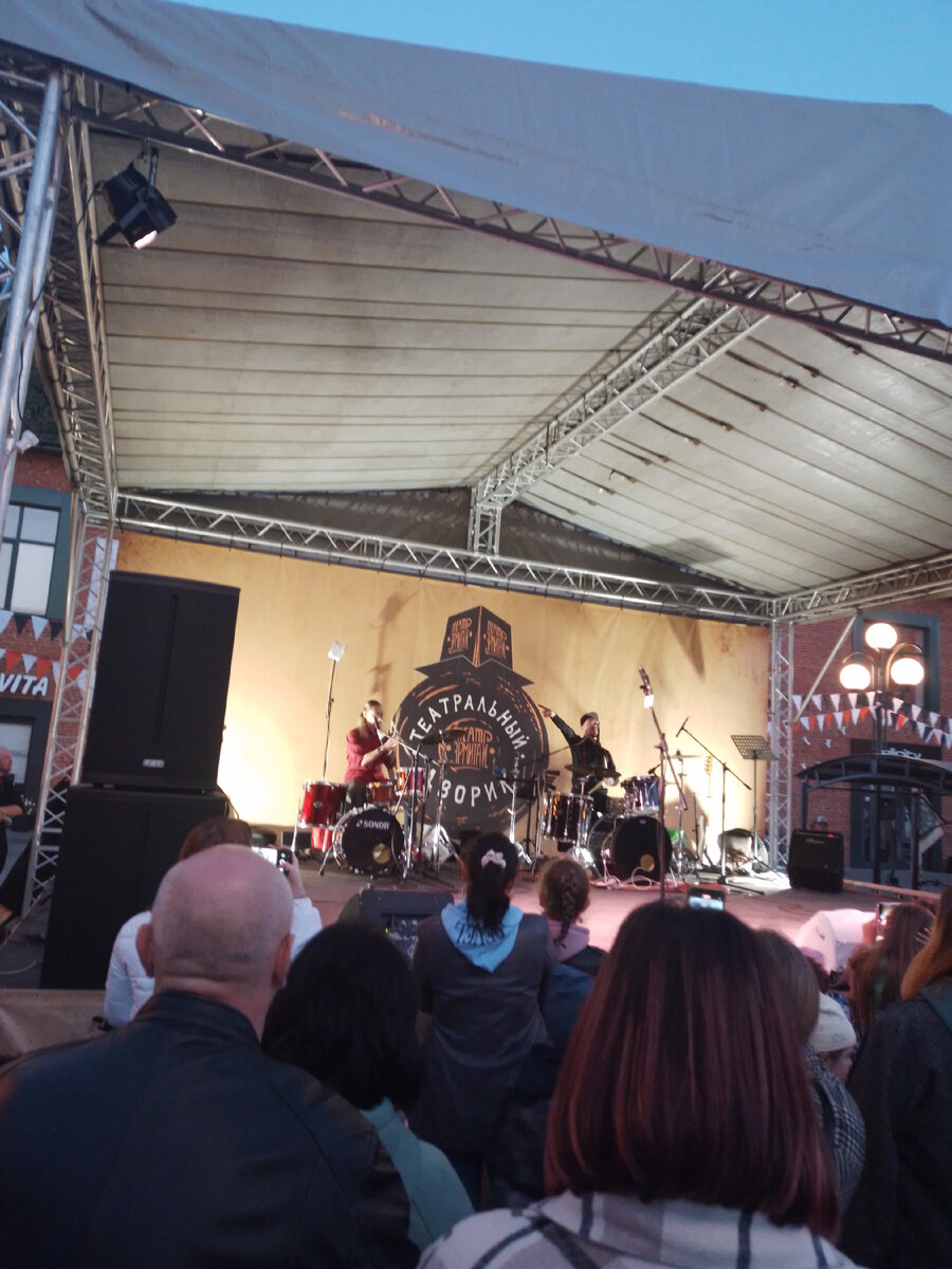 По уже сложившейся традиции, в Туле,  в дни города проходит "Театральный дворик".  В этом году- это уже XV Международный фестиваль уличных театров. 9/09/2023. 16:00.-42