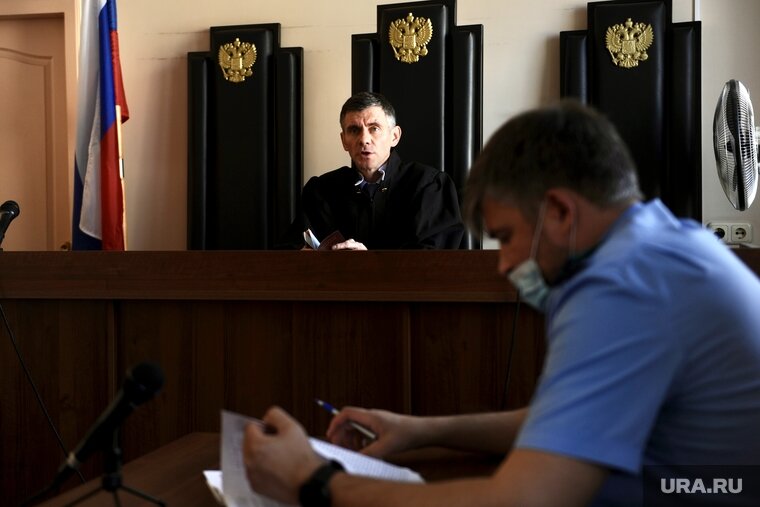    Судья Денис Лекарь отложил заседание