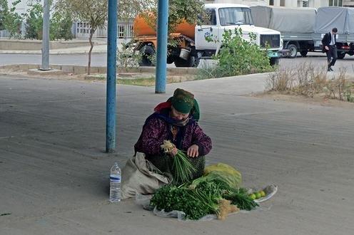  Приезжая продавщица зелени в Ашхабаде. Фото с сайта Hronikatm.com