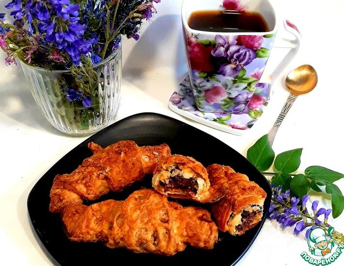 Рогалики хрустящие с жареными кедровыми орешками и шоколадом.