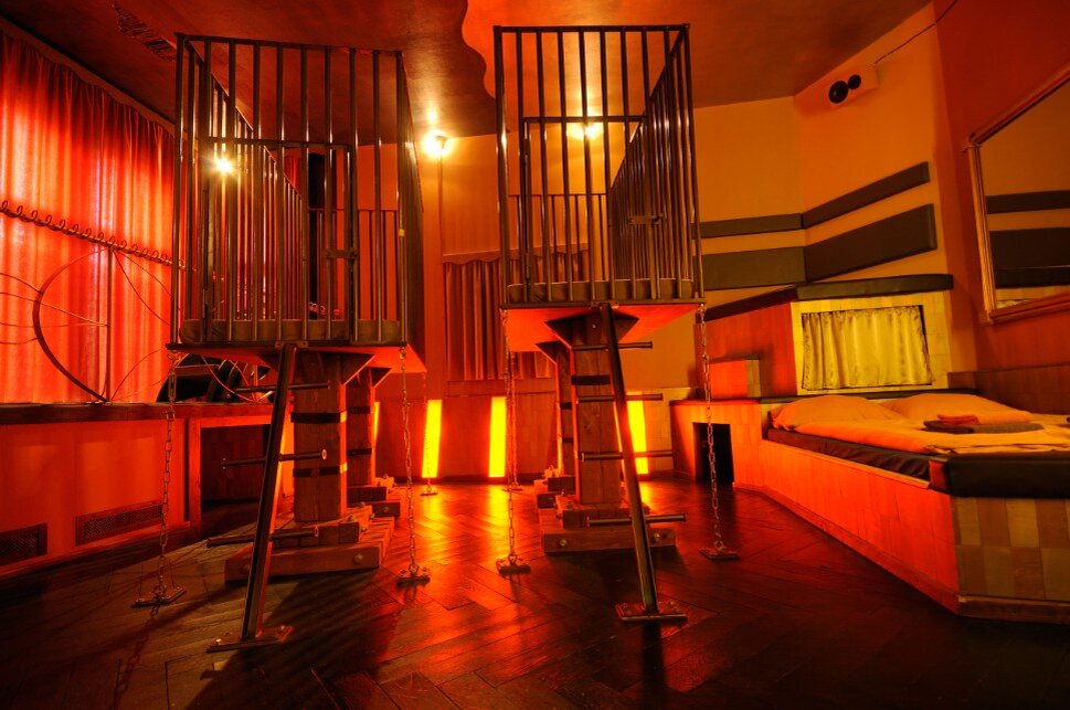 Сон как искусство 🎭  ⠀ 
Друзья, сегодня мы расскажем про сон 💤 в необычных местах, и вы узнаете про настоящее произведение искусства😉! Художник Ларс Штросхен воплотил самые смелые фантазии в реальность в отеле «Плавучий остров» (Propeller Island City Lodge), который находится в Берлине!🏝 
⠀ 
Гости могут перевоплотиться в средневековых рыцарей 🔱, лесных существ👣, моряков, рок-идолов и даже вампиров. Каждая комната дополнена визуальными, световыми и звуковыми 📢эффектами и деталями, украшающими интерьер 👍🏻. 
⠀ 
Ни один номер «Плавучего острова» не похож на другой☝🏻. Здесь можно переночевать в комнате, напоминающей средневековый город, где кровать в виде замка ⛪стоит на поле для мини-гольфа, в белоснежном гробу, в окруженной мерцающими зеркалами постели или даже в невесомости💭.
📍Наш интернет - магазин рад предложить огромный выбор товаров для сна🛌 фирменного качества по самым приятным ценам. Консультанты всегда готовы помочь вам в выборе, обращайтесь 24\7: https://okmatras.ru 