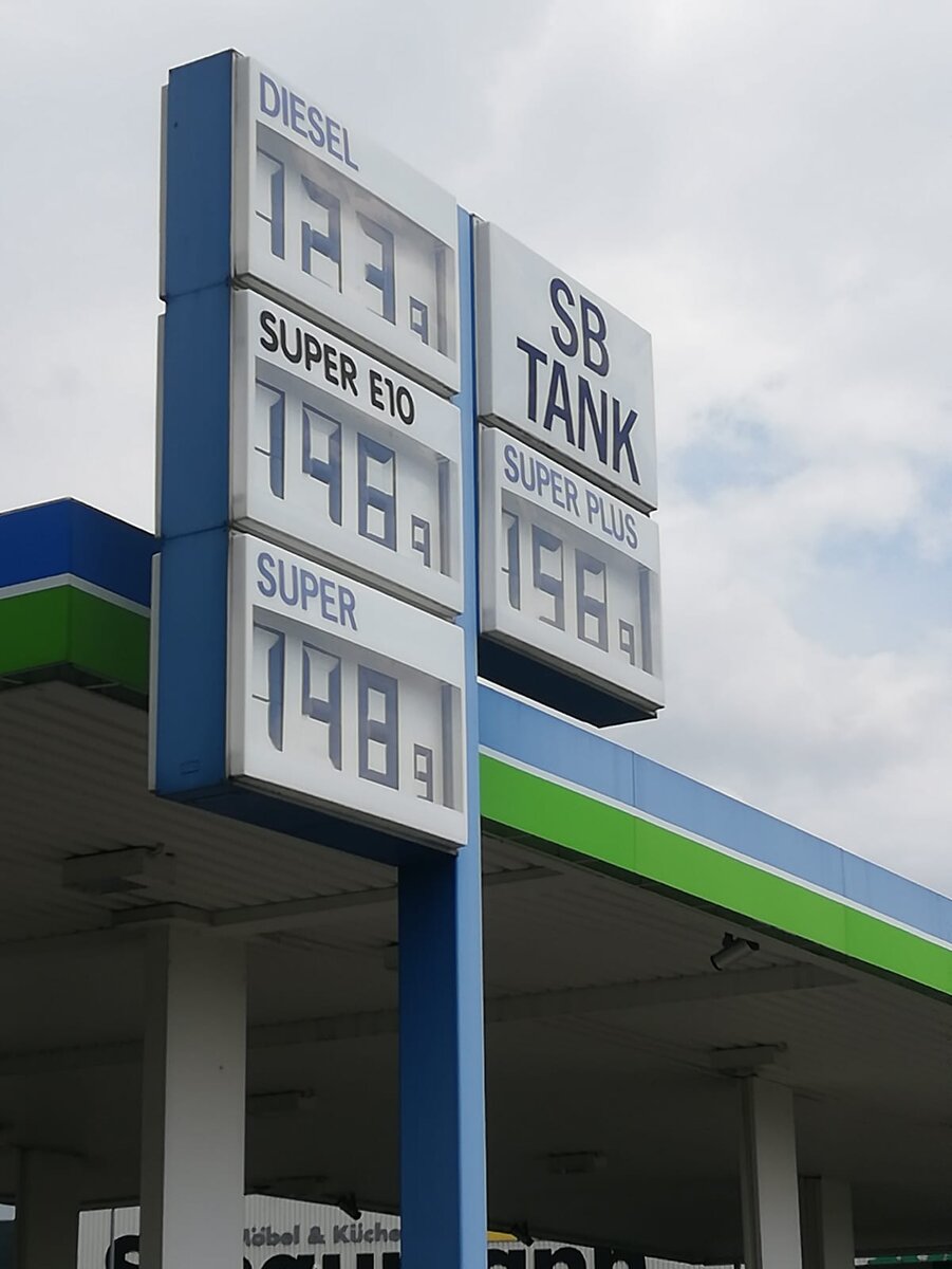 Не очень популярная заправка, поэтому и заправиться газом здесь возможности нет. В Германии много подобных заправок, и это большой минус для владельцев авто с газом. 