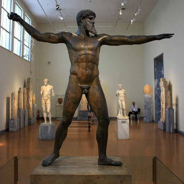 Хотя, это и не было законом, судя по всему. Вот это, говорят, Посейдон. 460 год до н.э. Движение и пропорции завораживают. Практически "Витрувианский человек" :)