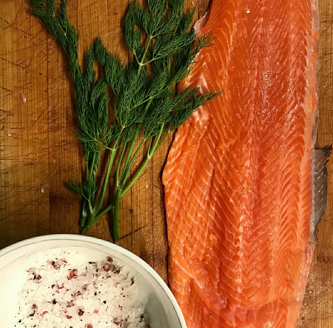 Форель, морская соль смешанная со смесью перцев и сахаром, укроп