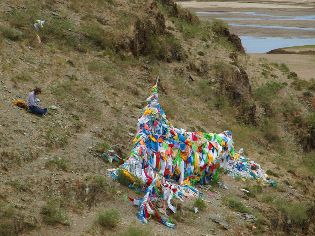 Волонтер РГО у оваа над нишей Суме. Фото: Анна Никольская