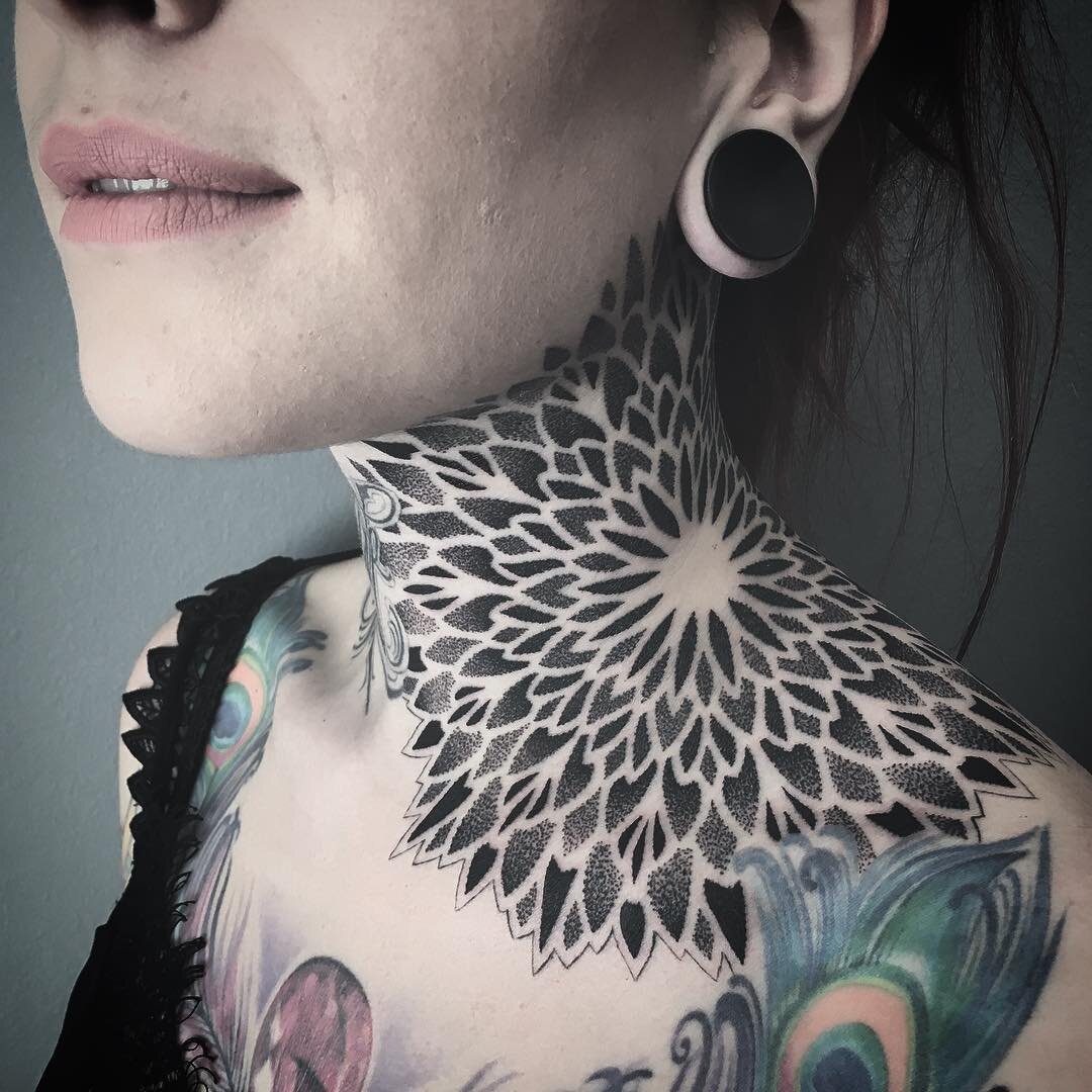 Идеи тату на шее. Красивые тату на шее мужские. Т͜͡а͜͡т͜͡у͜͡ н͜͡а͜͡ ш͜͡е͜͡и͜͡. Идеи тату на шее. Тату скорпион на шее.