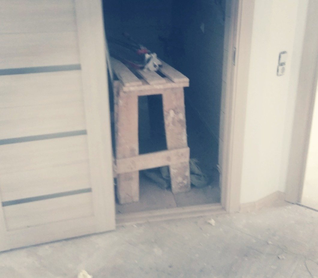 А вот в соседской квартире до приемки пока далековато. Хотя срок сдачи в договоре долевого участия уже две недели как закончился.