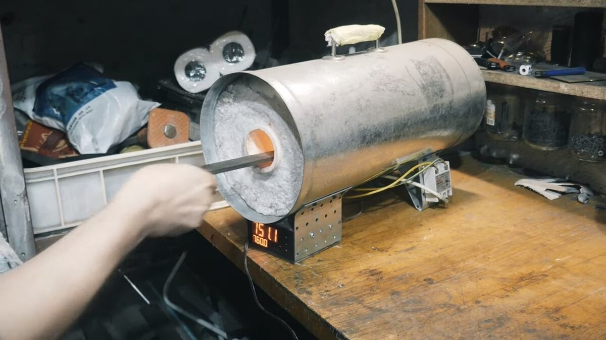 Снимаем рукоять с напильника и кидаем его в печь...