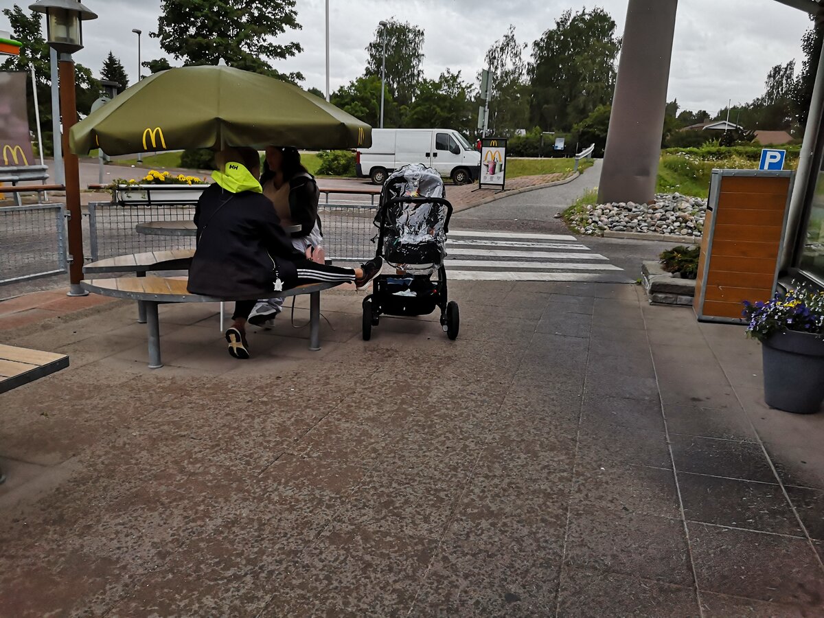 Столики на улице в Финляндии тоже есть.