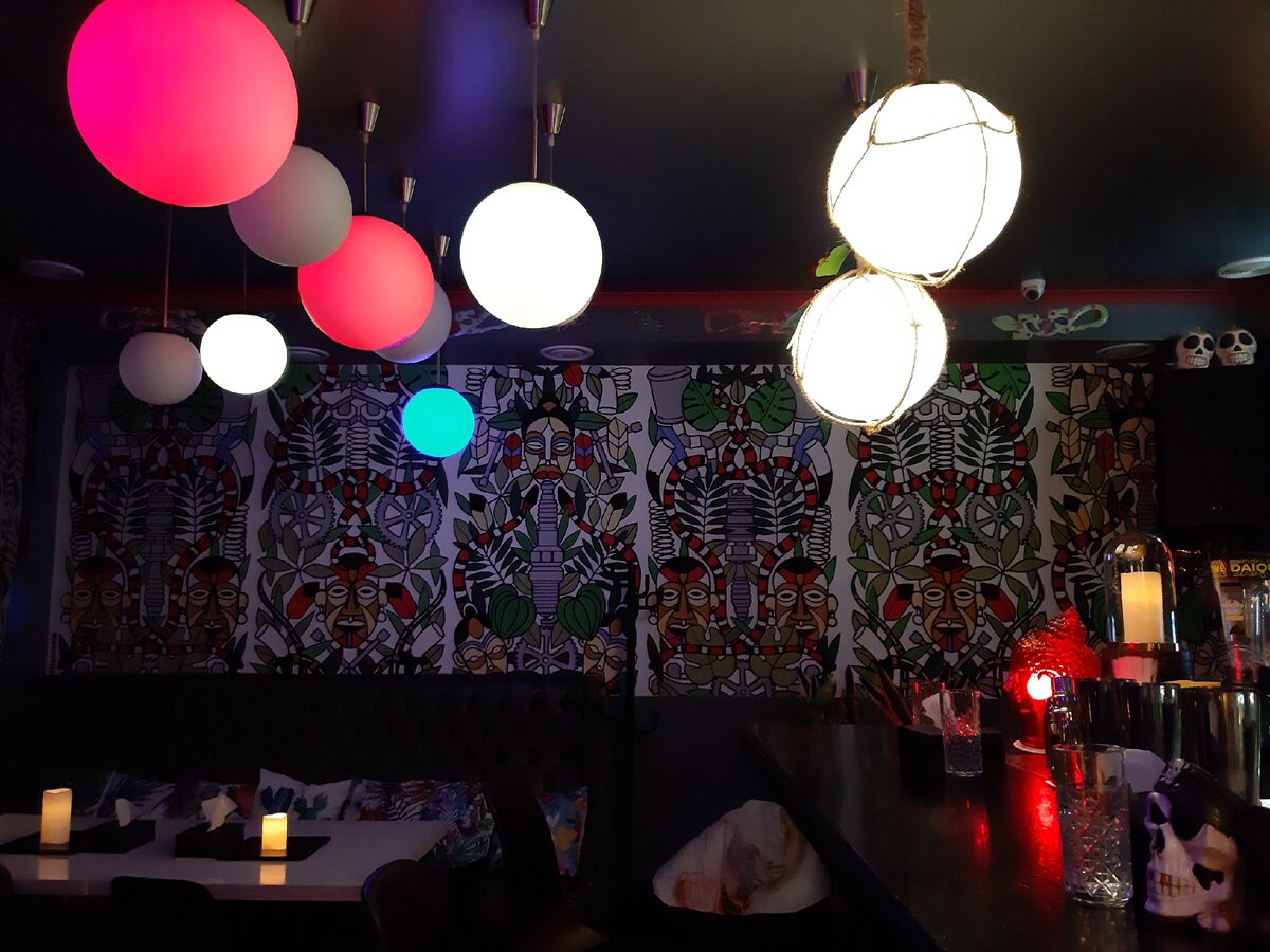 На стенах — что-то мексикано-тропическое. 