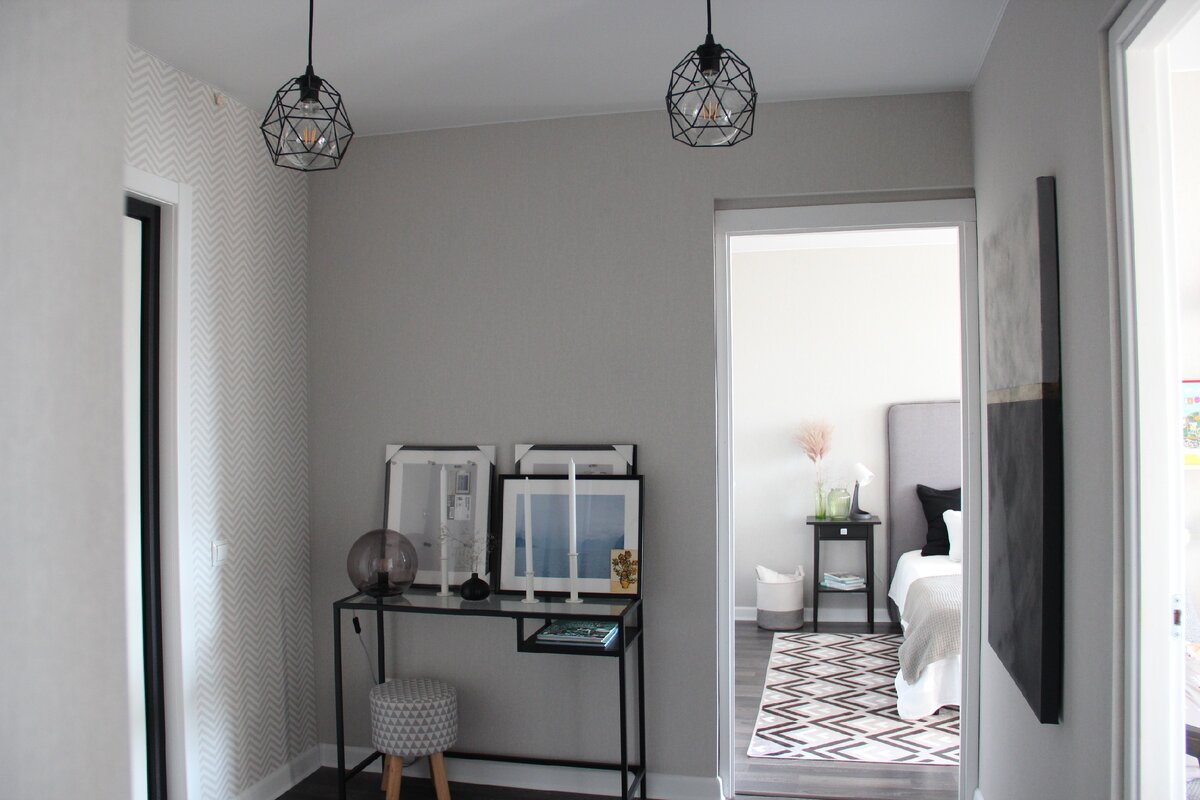 Прихожая. Натяжые потолки с подвесными светильниками