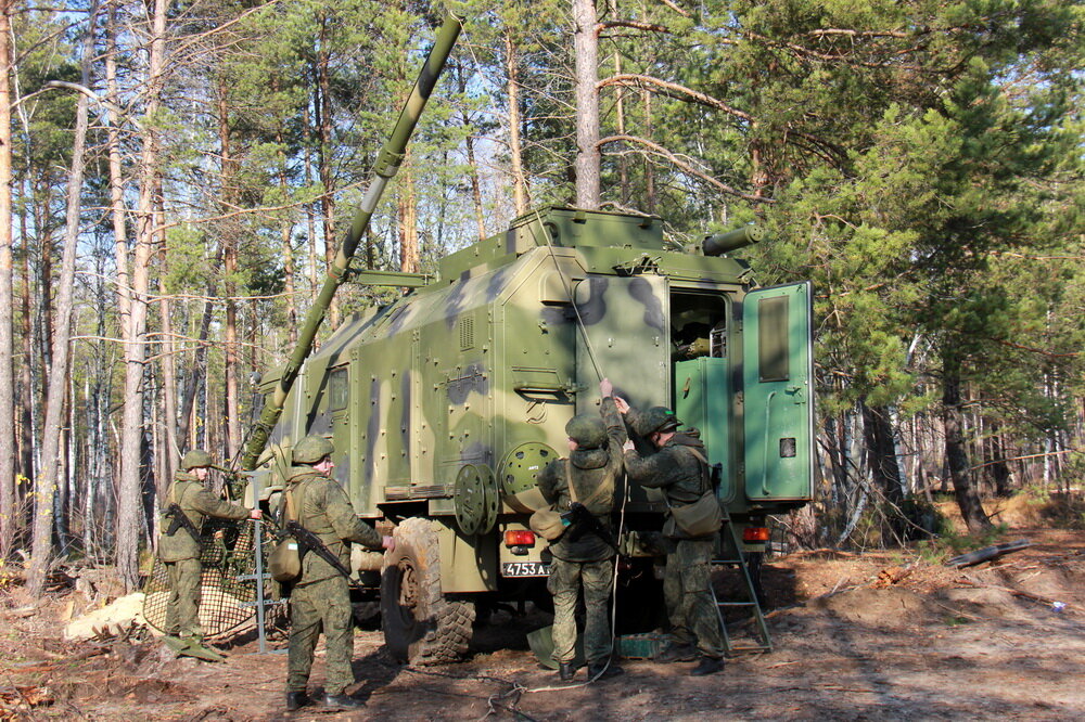 20 октября 2019 года исполняется 100 лет со дня образования войск связи Вооружённых Сил России. Дата празднования Дня военного связиста выбрана на основании того, что именно 20 октября 1919 года было образовано Управление связи Красной армии, которое осуществляло выполнение задач по централизованному руководству военной связью. Служба военной связи выделялась в спецслужбу штабов, а сами войска – в самостоятельные военные формирования. Основной принцип связиста – «Без связи нет управления, а без управления нет победы!». За годы своего развития военная связь совершила сверхмощный технический рывок от «полевого кабеля и телефона» до высокотехнологичных инфокоммуникационных систем. Даже самое мощное оружие, самые подготовленные боевые подразделения и части не могут быть эффективно использованы при отсутствии надежной и современной системы связи.