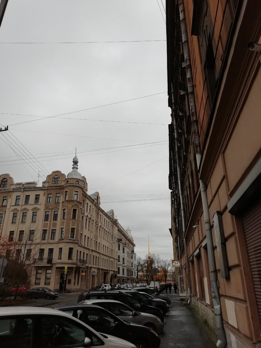 Осенний вид на шпиль Петропавловского собора с неожиданного ракурса 