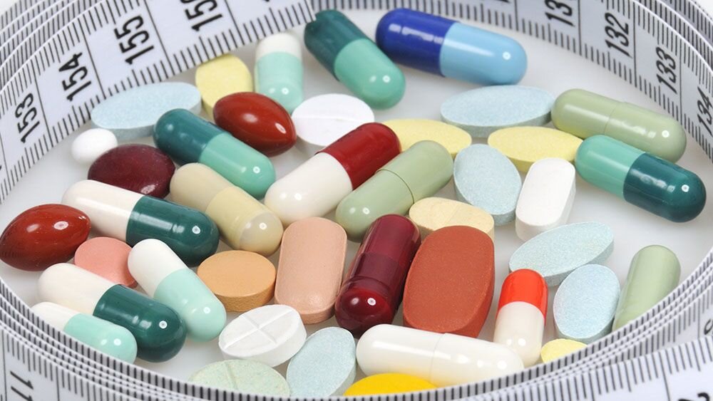 запрет лекарственных препаратов. лекарства. медикаменты в больницах. покупатель в аптеке. опасные лекарства.