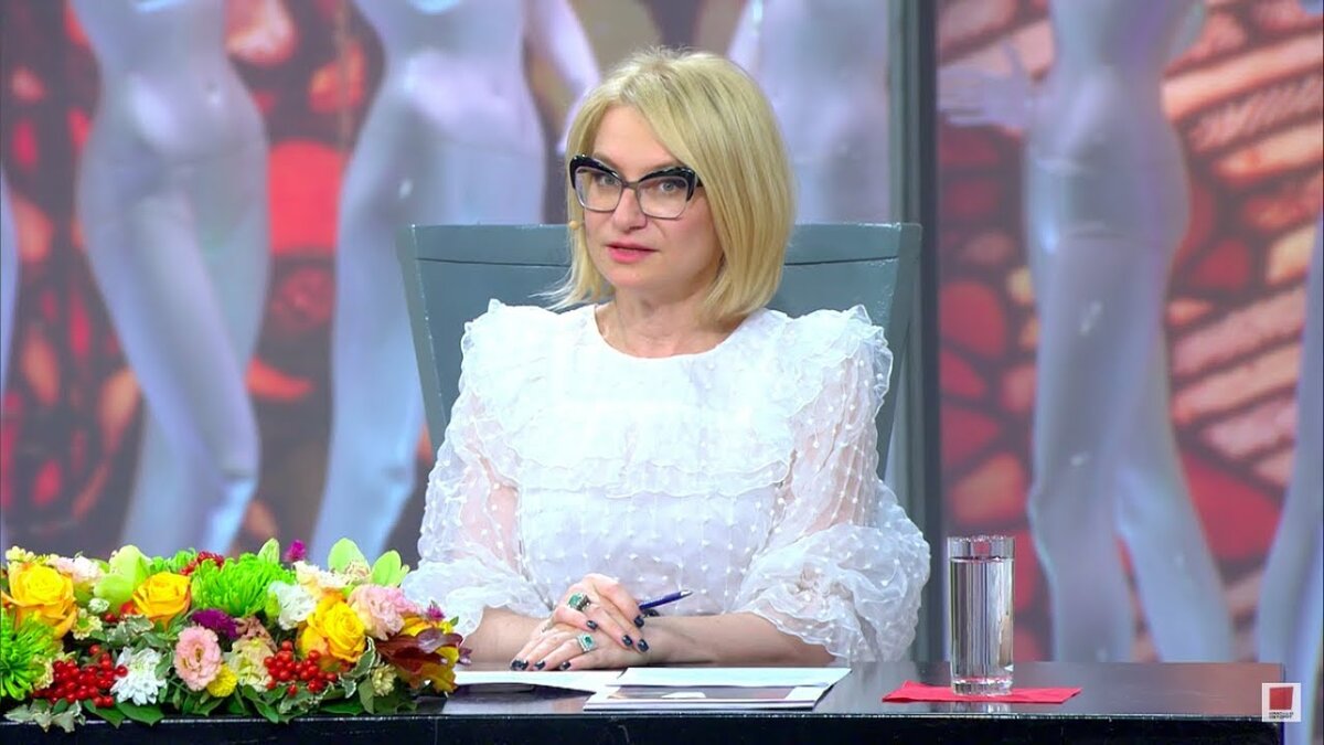 Кадр из передачи "Модный приговор". Одна из ведущих - Эвелина Хромченко