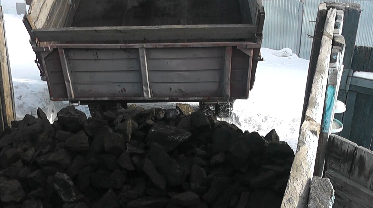 10 вариантов хранения угля в частном доме на фото