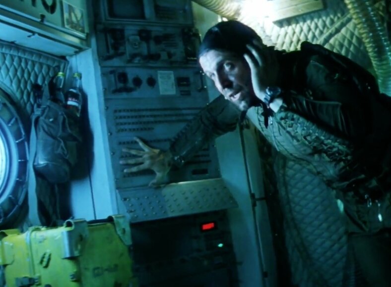 Космонавт Лев Андропов из фильма "Армагеддон". Слева в кадре - 2 бутылки водки. Судя по сюжету, космонавт почти все время пьян.