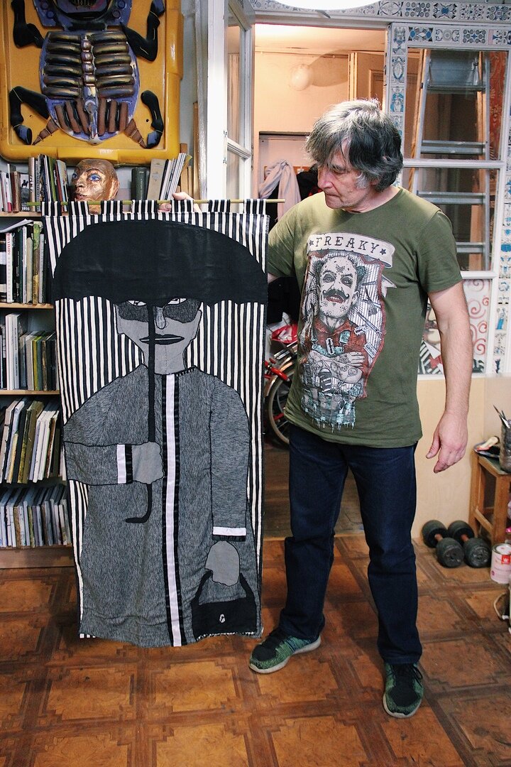 Михаил Гавричков с тканевым коллажем Надежды Эверлинг