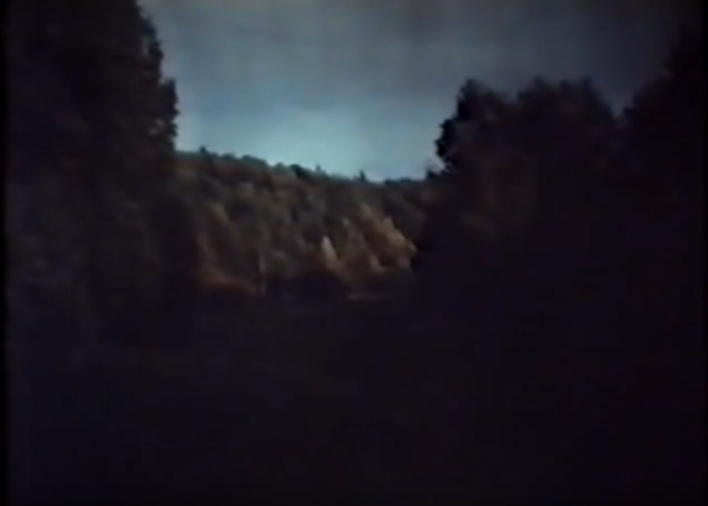 Фото, опубликованное на той самой пресс-конференции. Вид на небо, в котором неоднократно видели НЛО. Кадр из видео. (Изображение взято из открытых источников)