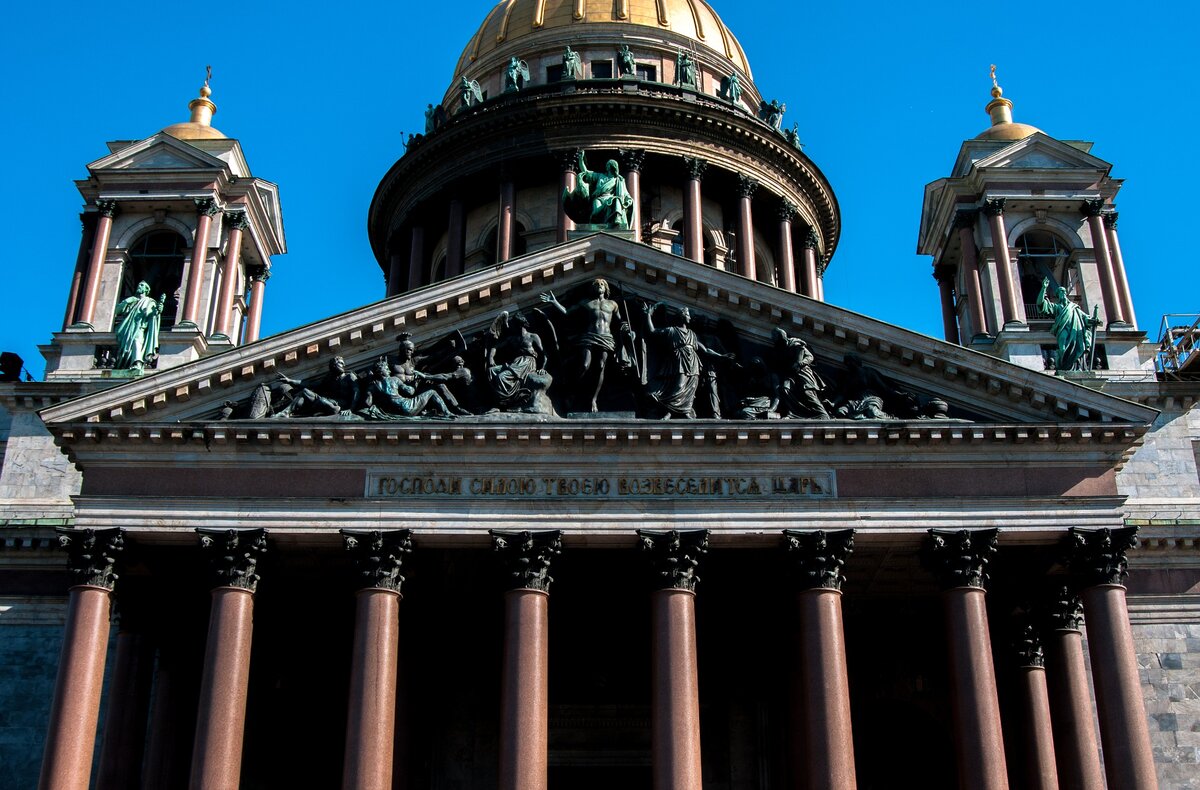 Исаакиевский собор (официальное название - собор преподобного Исаакия Далматского). Строительство храма велось с 1818  по 1858 год. 